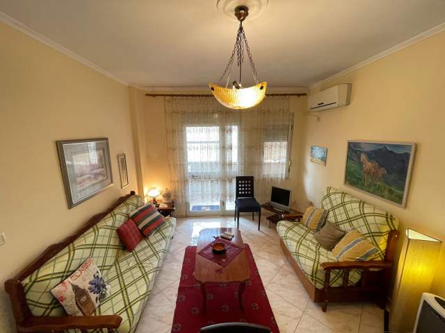 Tirane, jepet me qera apartament 1+1 Kati 1, 65 m² 350  (Qendra KRISTAL)
