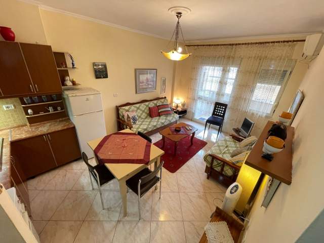 Tirane, jepet me qera apartament 1+1 Kati 1, 65 m² 350  (Qendra KRISTAL)