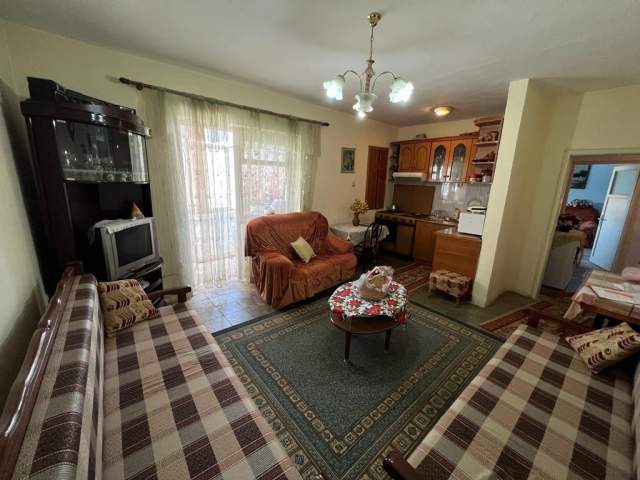 Korce, jepet me qera apartament 1+1 Kati 3, 60 m² 130 Euro (Lagjia 17)