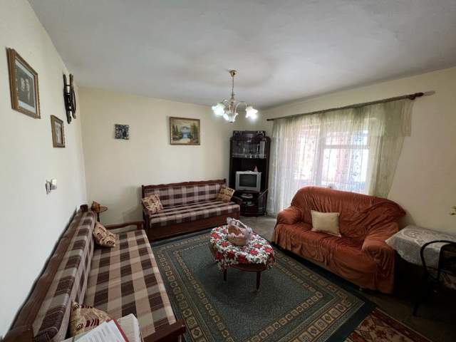 Korce, jepet me qera apartament 1+1 Kati 3, 60 m² 130 Euro (Lagjia 17)