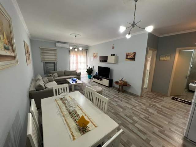 Korce, jepet me qera 1+1+BLK Kati 3, 76 m² 300 Euro