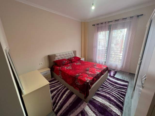 Korce, jepet me qera apartament 1+1+BLK Kati 3, 75 m² 300 Euro (Lagjia 18, Korce)