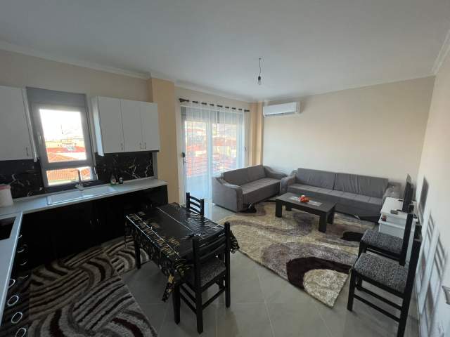 Korce, jepet me qera apartament 1+1+BLK Kati 3, 75 m² 300 Euro (Lagjia 18, Korce)