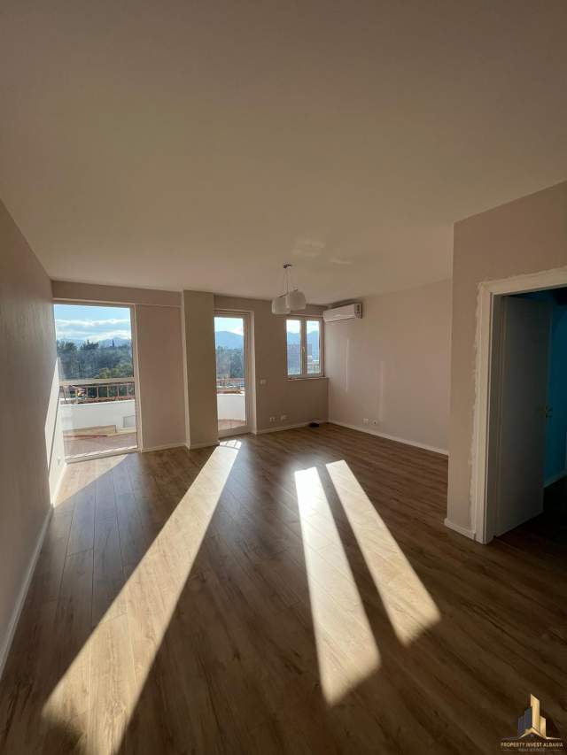 Tirane, jepet me qera zyre Kati 8, 141 m² 800 Euro (bllok , garda)