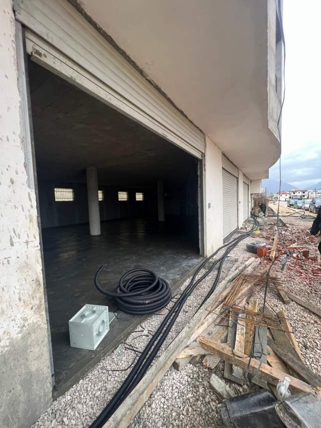 KAMEZ, jepet me qera ambjent biznesi , 280 m²  (500 metra nga rrethrotullimi i Bathores)