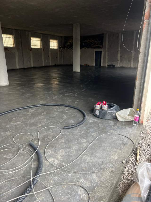KAMEZ, jepet me qera ambjent biznesi , 280 m²  (500 metra nga rrethrotullimi i Bathores)