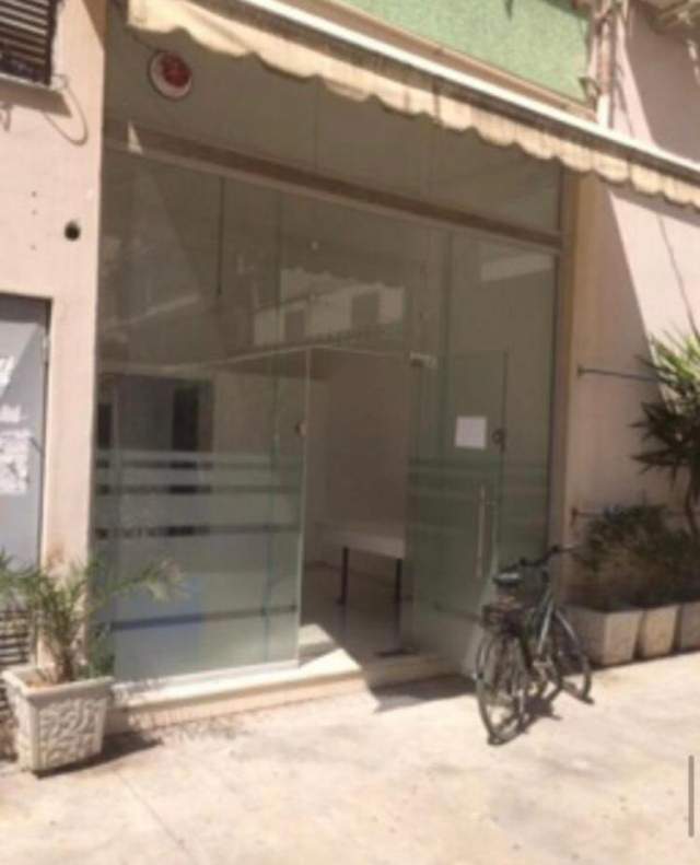 Tirane, jepet me qera dyqan Kati 1, 27 m² 20.000 Leke (Rruga Don Bosko perball kishes)