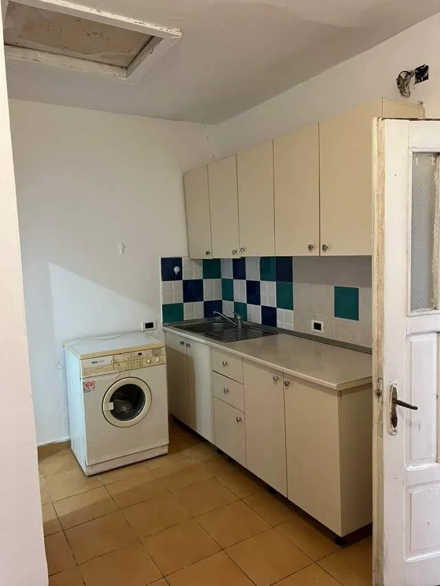 Tirane, jap me qera shtepi private, 2+1,  250 euro (Rruga Todi Shkurti, tek Grandi, tregu elektrik)