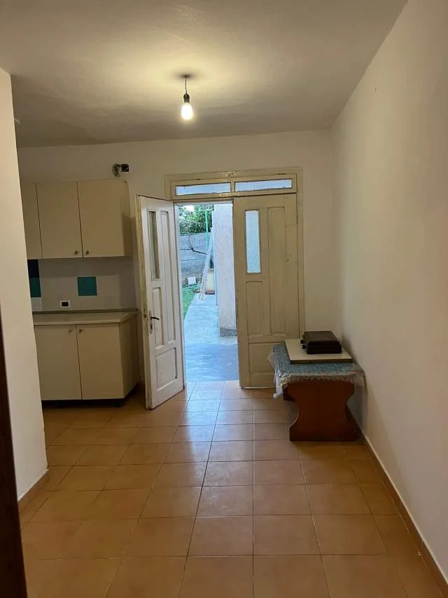 Tirane, jap me qera shtepi private, 2+1,  250 euro (Rruga Todi Shkurti, tek Grandi, tregu elektrik)