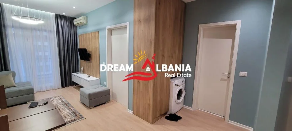 Tirane, jepet me qera apartament 1+1 , 63 m² 550 € (Prane 21-Dhjetorit tek Kompleksi Kontakt)