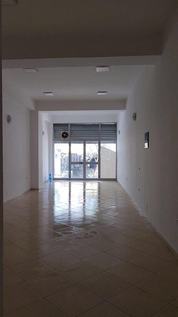 Tirane, shitet dyqan Kati 0, 45 m² 69.500 Euro (Ne krah te shkolles Krista Rama)