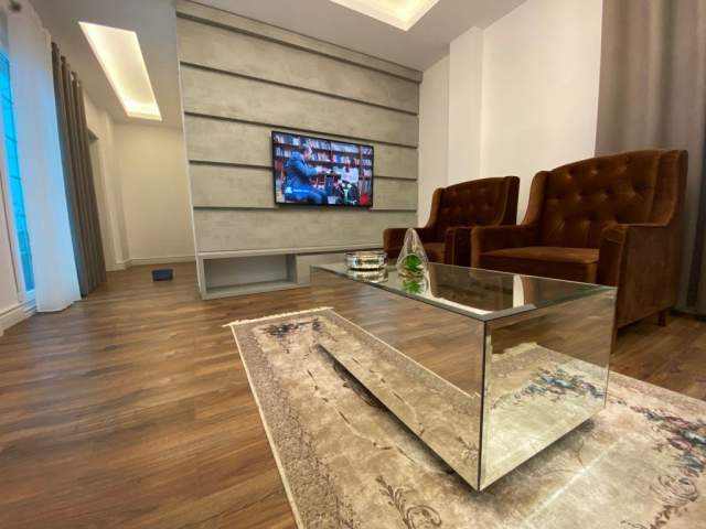 Tirane, jepet me qera apartament 900 Euro (sauk)