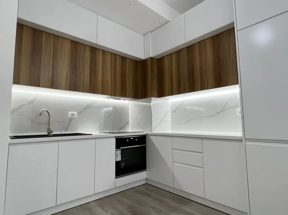Tirane, jepet me qera apartament 2+1+Ballkon Kati 2, 90 m² 450 € (Ali Demi)