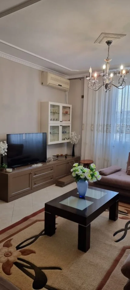 Tirane, jepet me qera apartament 3+1+Aneks+Ballkon Kati 5, 117 m² 750 € (Rruga Muhamet Gjollesha, 21 Dhjetori)