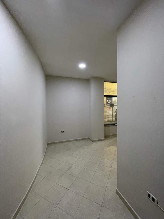 Tirane, jepet me qera zyre Kati 0, 25 m² 300 Euro (Qemal Stafa)