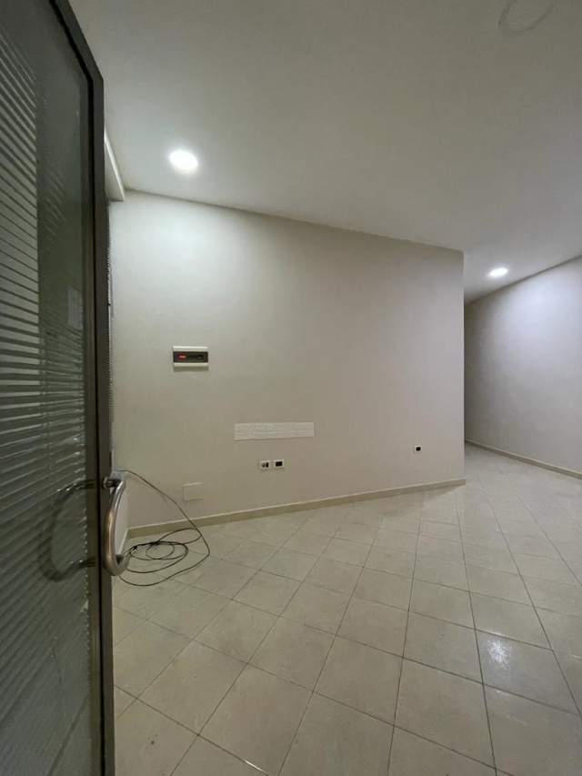 Tirane, jepet me qera zyre Kati 0, 25 m² 300 Euro (Qemal Stafa)