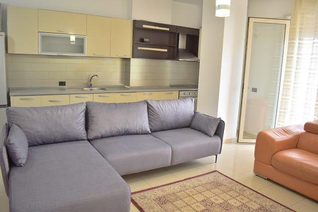 Tirane, jepet me qera apartament 1+1+BLK Kati 6, 75 m² 500 Euro (Rr e Barrikadave)