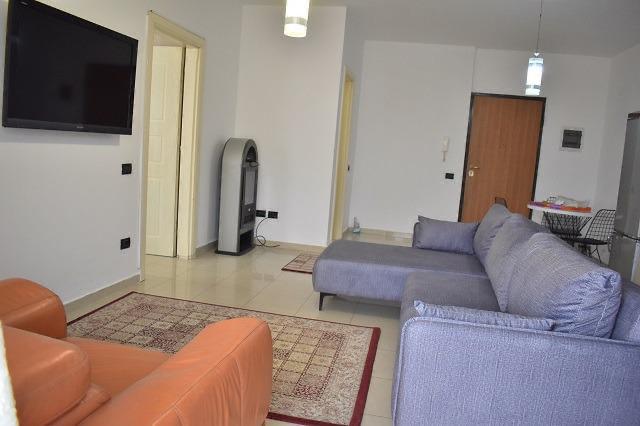 Tirane, jepet me qera apartament 1+1+BLK Kati 6, 75 m² 500 Euro (Rr e Barrikadave)