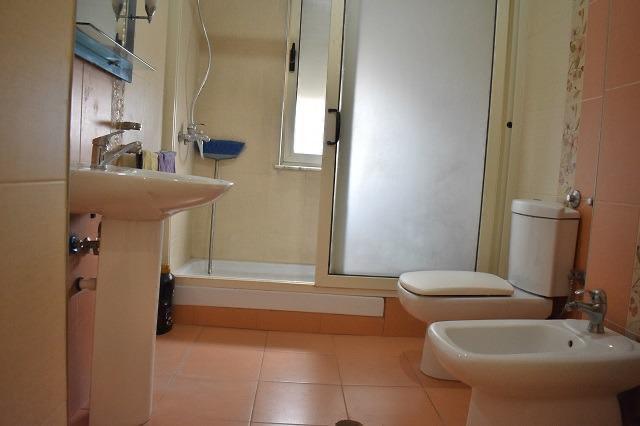 Tirane, jepet me qera apartament 1+1+BLK Kati 6, 75 m² 500 Euro (Rr e Barrikadave)