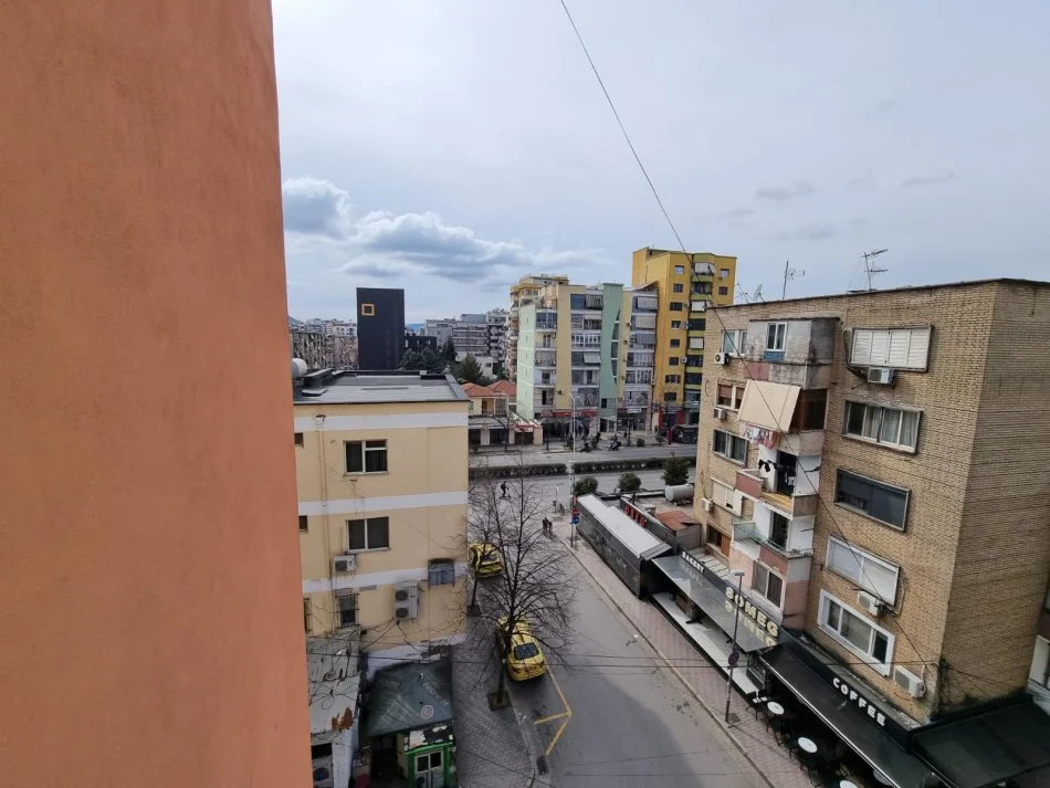 Tirane, jepet me qera apartament 3+1+Aneks+Ballkon Kati 5, 117 m² 750 € (Rruga Muhamet Gjollesha, 21 Dhjetori)