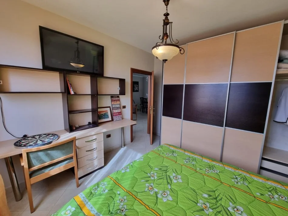 Tirane, jepet me qera apartament 3+1+Aneks+Ballkon Kati 5, 117 m² 750 € (Rruga Muhamet Gjollesha, 21 Dhjetori)