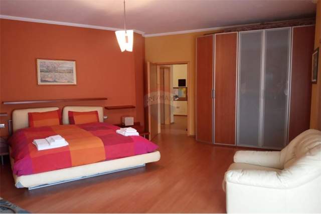 Tirane, jepet me qera 3+1+BLK Kati 4, 150 m² 700 Euro (hoxha tahsim)