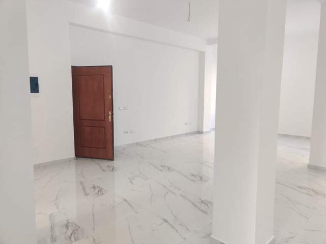 Tirane, jepet me qera ambient biznesi Kati 1, 155 m² 2800 Euro (Rruga Vaso Pasha, Godina 2, Hyrja 2, Ap.5)