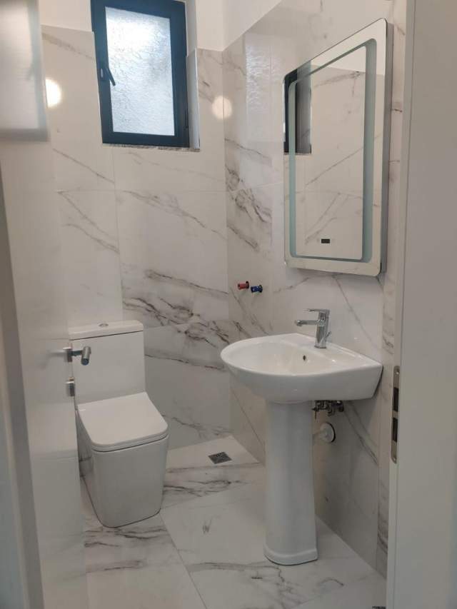 Tirane, jepet me qera ambient biznesi Kati 1, 155 m² 2800 Euro (Rruga Vaso Pasha, Godina 2, Hyrja 2, Ap.5)
