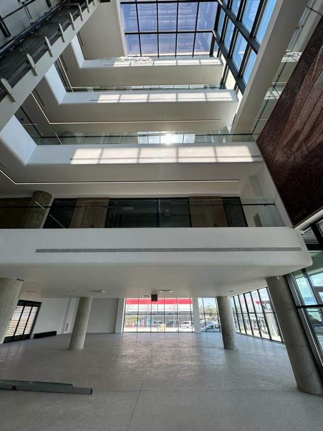 Tirane, jepet me qera ambjent biznesi Kati 5, 4.700 m² 30.000 Euro (Autostrada Tirane-Durres)