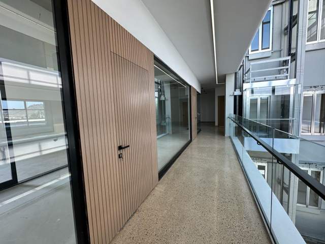 Tirane, jepet me qera ambjent biznesi Kati 5, 4.700 m² 30.000 Euro (Autostrada Tirane-Durres)