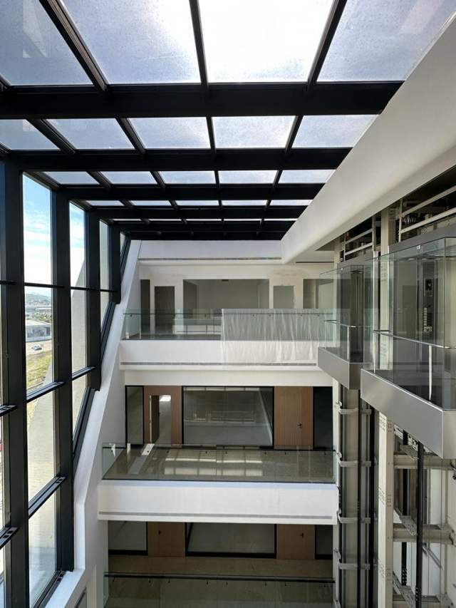 Tirane, jepet me qera ambjent biznesi Kati 5, 4.700 m² 30.000 Euro (Autostrada Tirane-Durres)