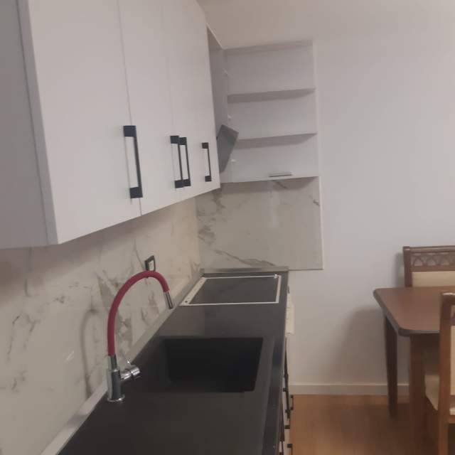 Tirane, shitet apartament 1+1 Kati 5, 80.000 Euro (Rruga Bardhyl)