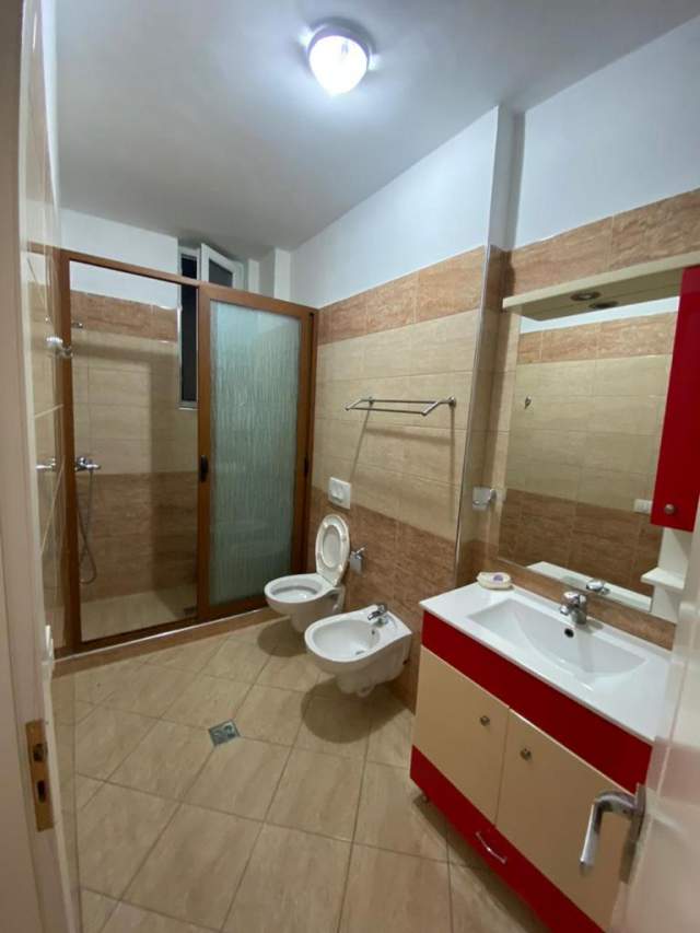 Tirane, jepet me qera apartament 1+1+BLK Kati 7, 75 m² 450 Euro (Rruga Komuna e Parisit)