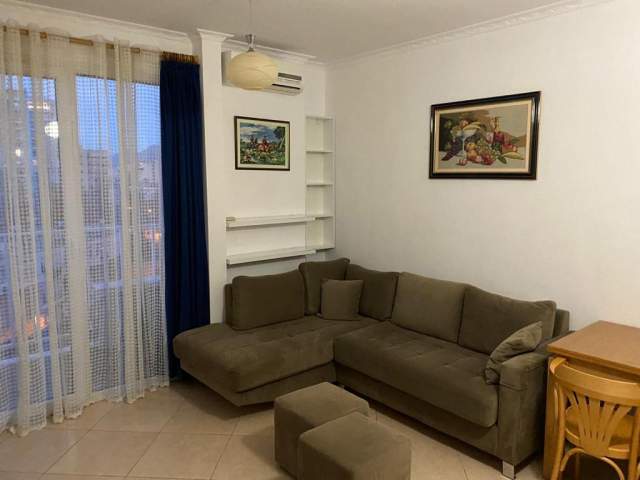 Tirane, jepet me qera apartament 1+1+BLK Kati 7, 75 m² 450 Euro (Rruga Komuna e Parisit)