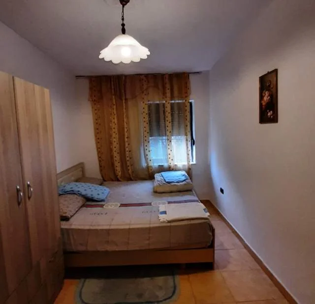 Tirane, jepet me qera apartament 1+1 Kati 1, 95 m² 50.000 Leke (Rruga Ethem Haxhidemi , Tirana)