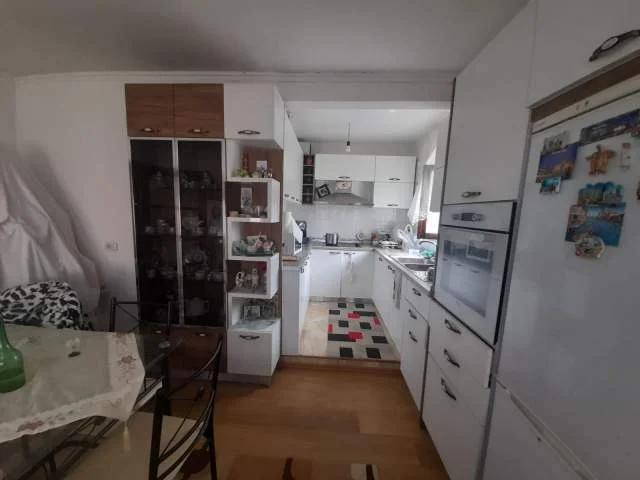 Tirane, shes Vile 400 m² 300.000 Euro (Selite)
