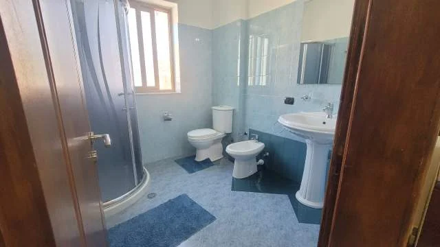!Dhene! Durres, jepet me qera apartament 2+1 Kati 2, 150 m² 400 Euro (Rr. Kumini, Qender)