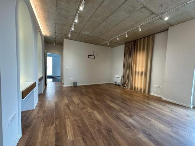 Tirane, jepet me qera ambjent biznesi Kati 1, 195 m² 2.340 Euro (Rruga e Elbasanit)