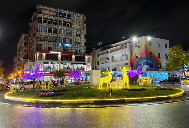 Tirane, jepet me qera ambjent biznesi Kati 3, 305 m² 2.700 Euro (Sami Frasheri)