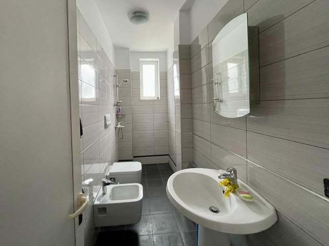Tirane, jepet me qera apartament 2+1+BLK Kati 2, 80 m² 350 Euro (Rruga Bardhyl)