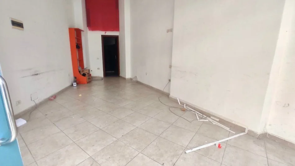 Me Qera: Amb per Dyqan / Zyre ( ASTIR - afer Bar Artistit ) k.1 - Buze Rruge (Fasade Xhami)