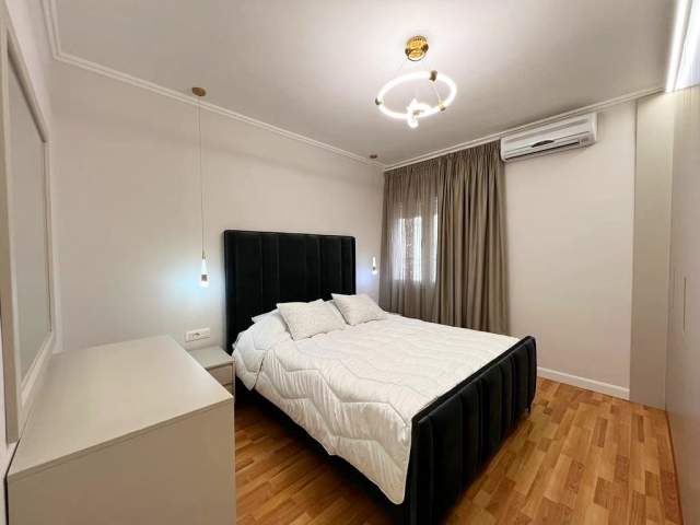Tirane, jepet me qera apartament 2+1+BLK Kati 5, 110 m² 850 Euro (KOMUNA PARISIT)