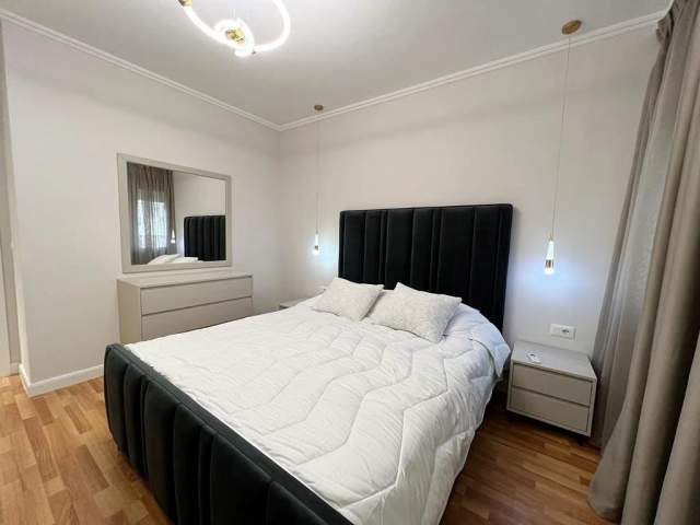 Tirane, jepet me qera apartament 2+1+BLK Kati 5, 110 m² 850 Euro (KOMUNA PARISIT)