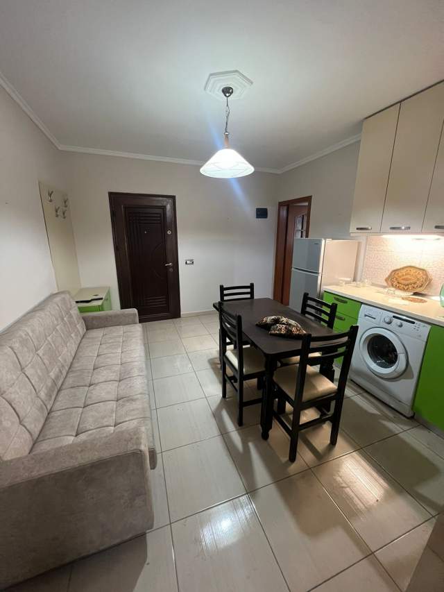 Tirane, jepet me qera apartament 1+1+BLK Kati 4, 350 Euro (Tek Globe Rruga Kavajes)