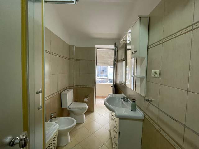 Tirane, jepet me qera apartament 2+1+BLK Kati 2, 103 m² 500 Euro (Libri Universitar)