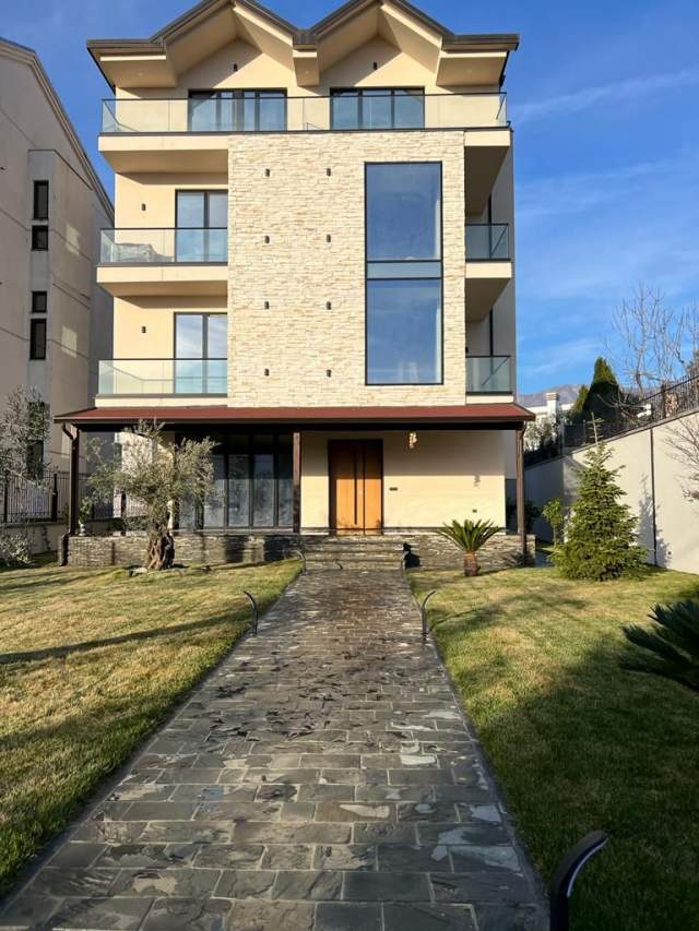 Tirane, jepet me qera Vile 4 Katshe 400 m² 3.000 Euro ne Liqenin e Farkes