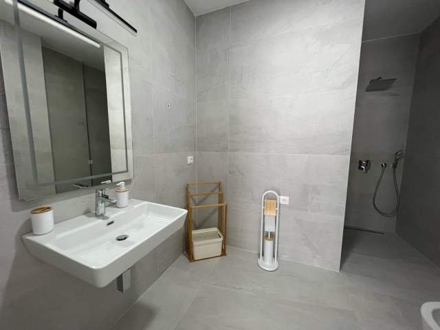Tirane, jepet me qera apartament duplex Kati 3, 150 m² 1.500 Euro (LIQENI I THATE)