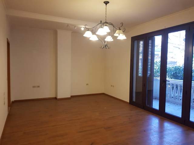 Tirane, jepet me qera Vile 3 Katshe 930 m² 2.700 Euro
