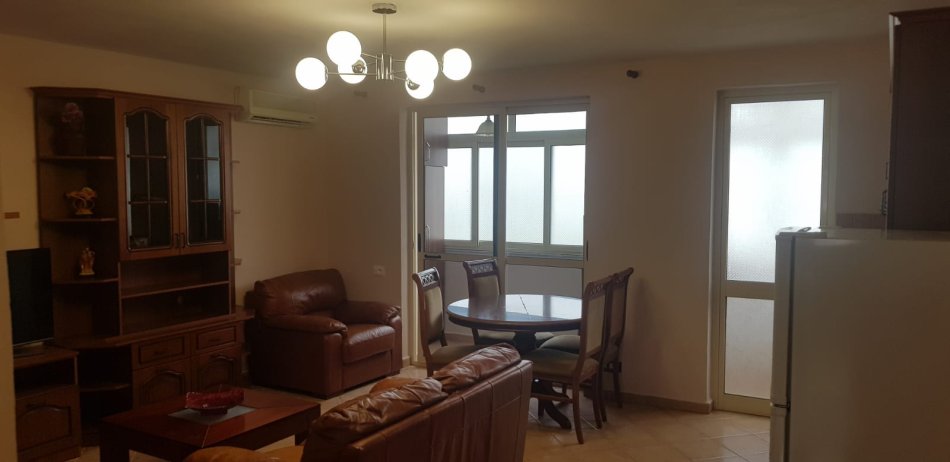 Tirane,Me Qera, Apartament 2+1, ballkon, një banjo, kati 5, pallat eksistues 5-kate, sip.75m², Qera 50'000 lek/muaj, në rr. Arkitekt Kasemi, tek Brryli, Min.Jashtme, 20m nga stacioni Unazës/Brrylit, blv Zhan D’Ark / Ministrisa e Jashtme, 10-minuta këmbë nga qendra e Tiranës