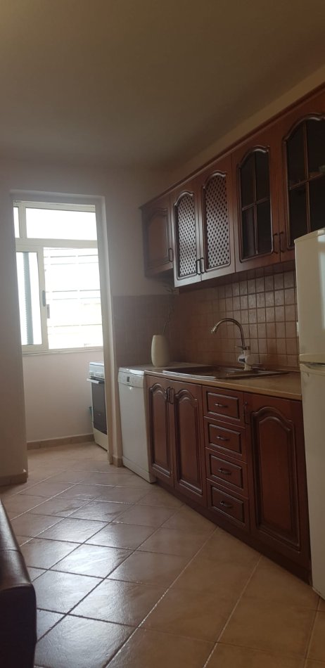 Tirane,Me Qera, Apartament 2+1, ballkon, një banjo, kati 5, pallat eksistues 5-kate, sip.75m², Qera 50'000 lek/muaj, në rr. Arkitekt Kasemi, tek Brryli, Min.Jashtme, 20m nga stacioni Unazës/Brrylit, blv Zhan D’Ark / Ministrisa e Jashtme, 10-minuta këmbë nga qendra e Tiranës